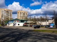 Калининский район, улица Ушинского, дом 35 к.1. торговый центр