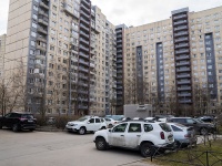Krasnogvardeisky district, Peredovikov st, house 1/6. Apartment house