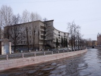 Петроградский район, улица Набережная реки Карповки, дом 13. многоквартирный дом