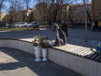 улица Набережная реки Карповки. скульптура "Печальный ангел"