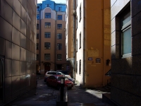 Central district, Nevsky avenue, 房屋 135. 公寓楼