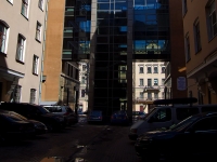Central district, Nevsky avenue, 房屋 137. 公寓楼