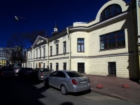 Central district, Kuznechnij alley, house 2. Apartment house