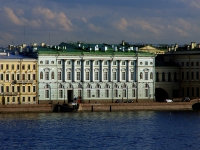 neighbour house: embankment. Dvortsovaya, house 32. museum "Зимний дворец Петра I"